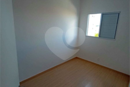 Apartamento no Condomínio Parque dos Jacarandás.