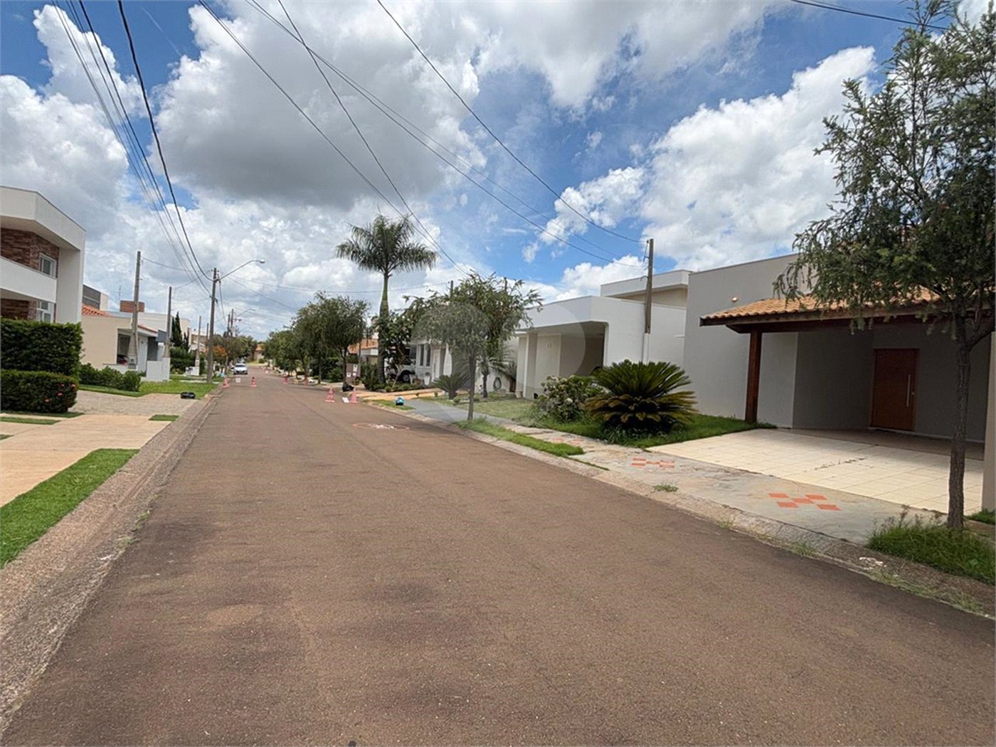 Vende-se casa no Village Damha II