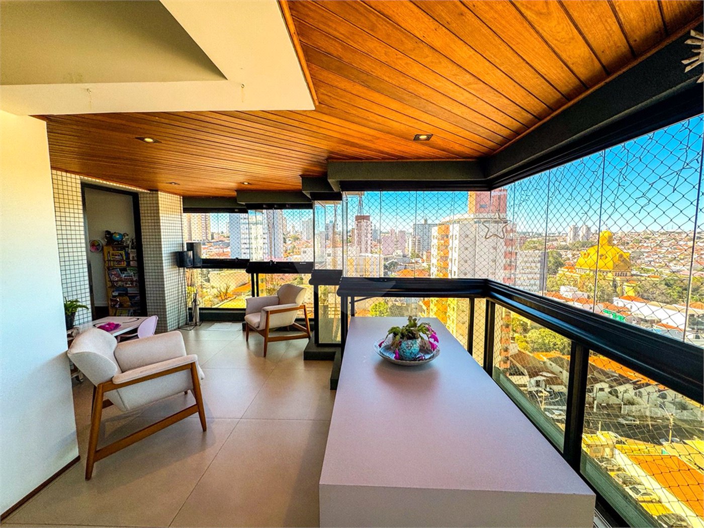 Apartamento à Venda no Centro de São Carlos - com 3 Suítes.