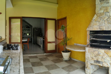 Casa à venda com 4 quartos, sendo 2 suítes, no condomínio Fazendinha Chácara Vale do Rio Cotia, Carapicuíba - SP
