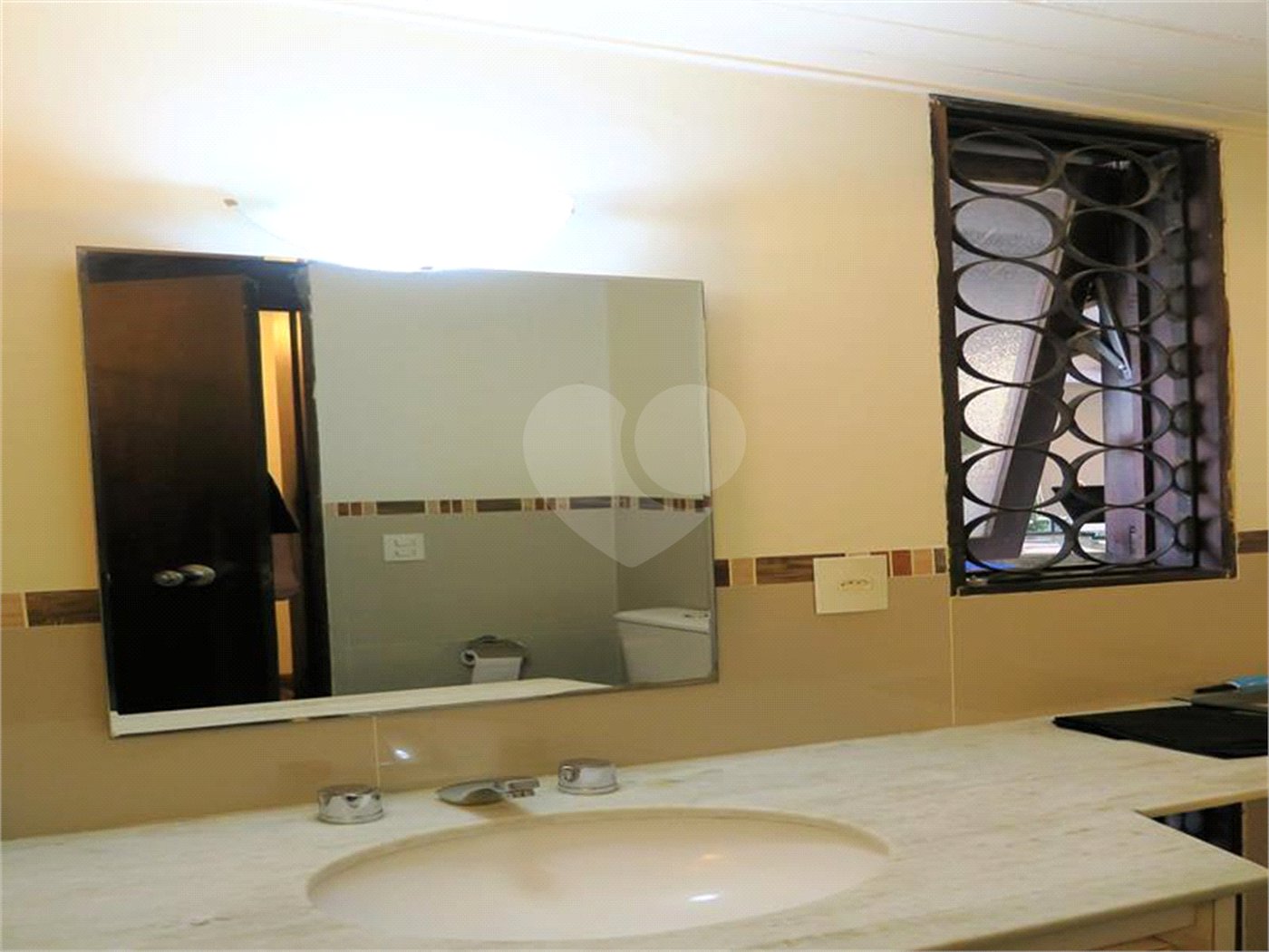 Casa à venda com 4 quartos, sendo 2 suítes, em Jardim Leonor, São Paulo, SP