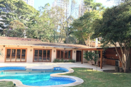 Sobrado à venda ou para alugar com 4 suítes em Alto da Boa Vista, São Paulo, SP