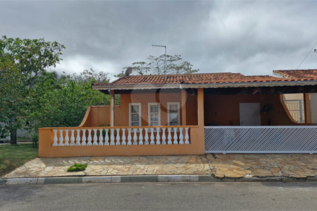 Casa para alugar com 3 quartos, sendo 1 suíte, no condomínio Santa Mônica, Atibaia - SP