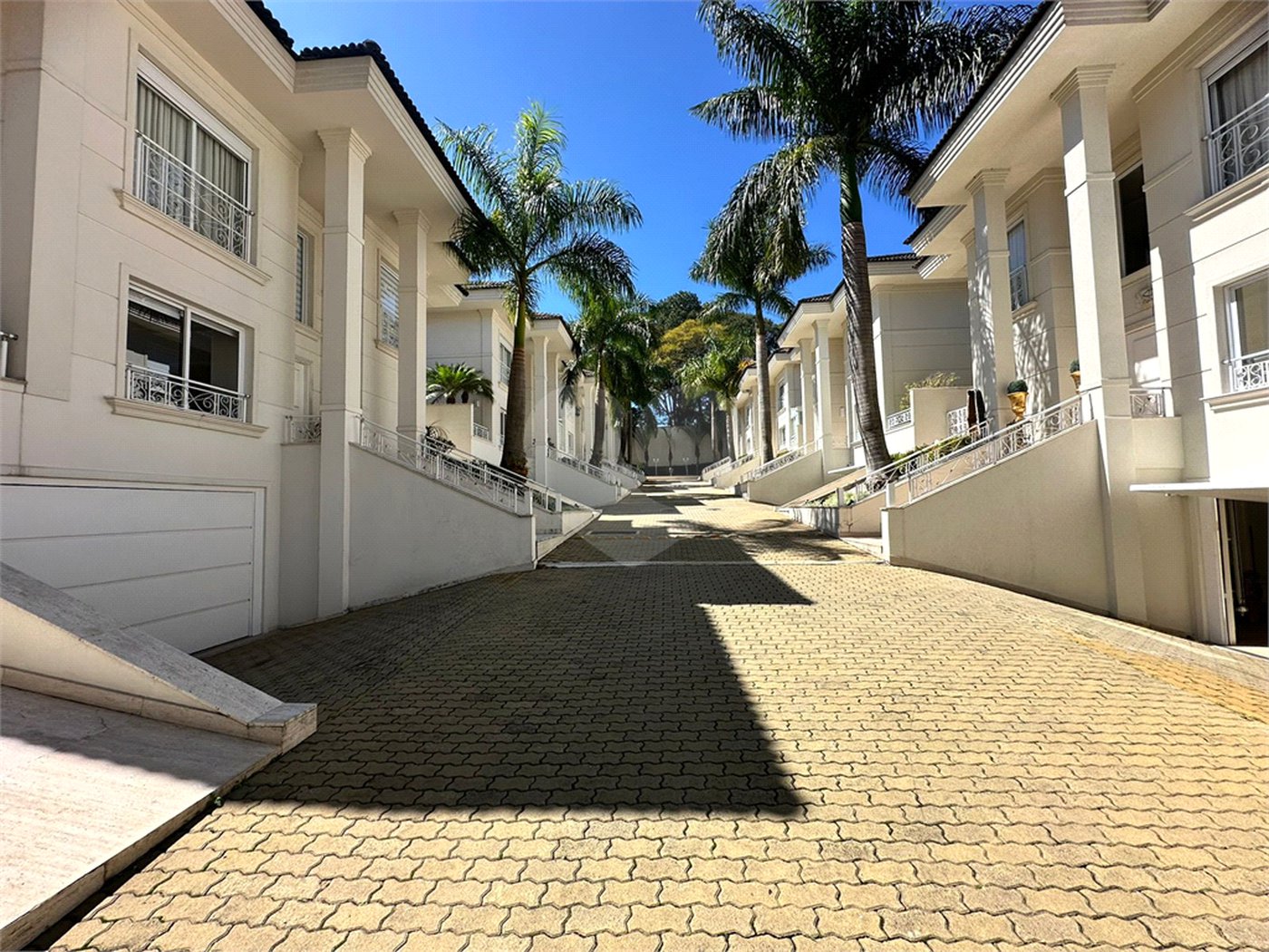 Casa à venda com 4 suítes no condomínio Villaggio Houda, São Paulo - SP