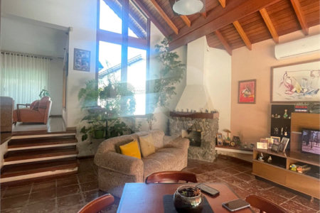 Casa à venda com 3 quartos, sendo 2 suítes,  em Vila Oliveira, Mogi das Cruzes, SP