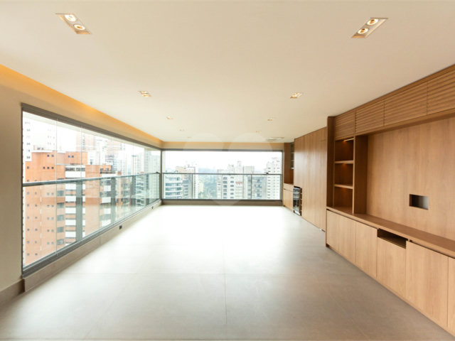 Apartamento à venda ou para alugar com 3 suítes em Moema, São Paulo, SP