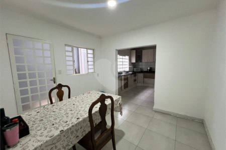 Sobrado à venda com 3 quartos, sendo 1 suíte, em Lopes de Oliveira, Sorocaba, SP