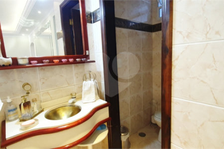 Sobrado à venda com 4 quartos, sendo 3 suítes, em Vila Paulicéia, São Paulo, SP