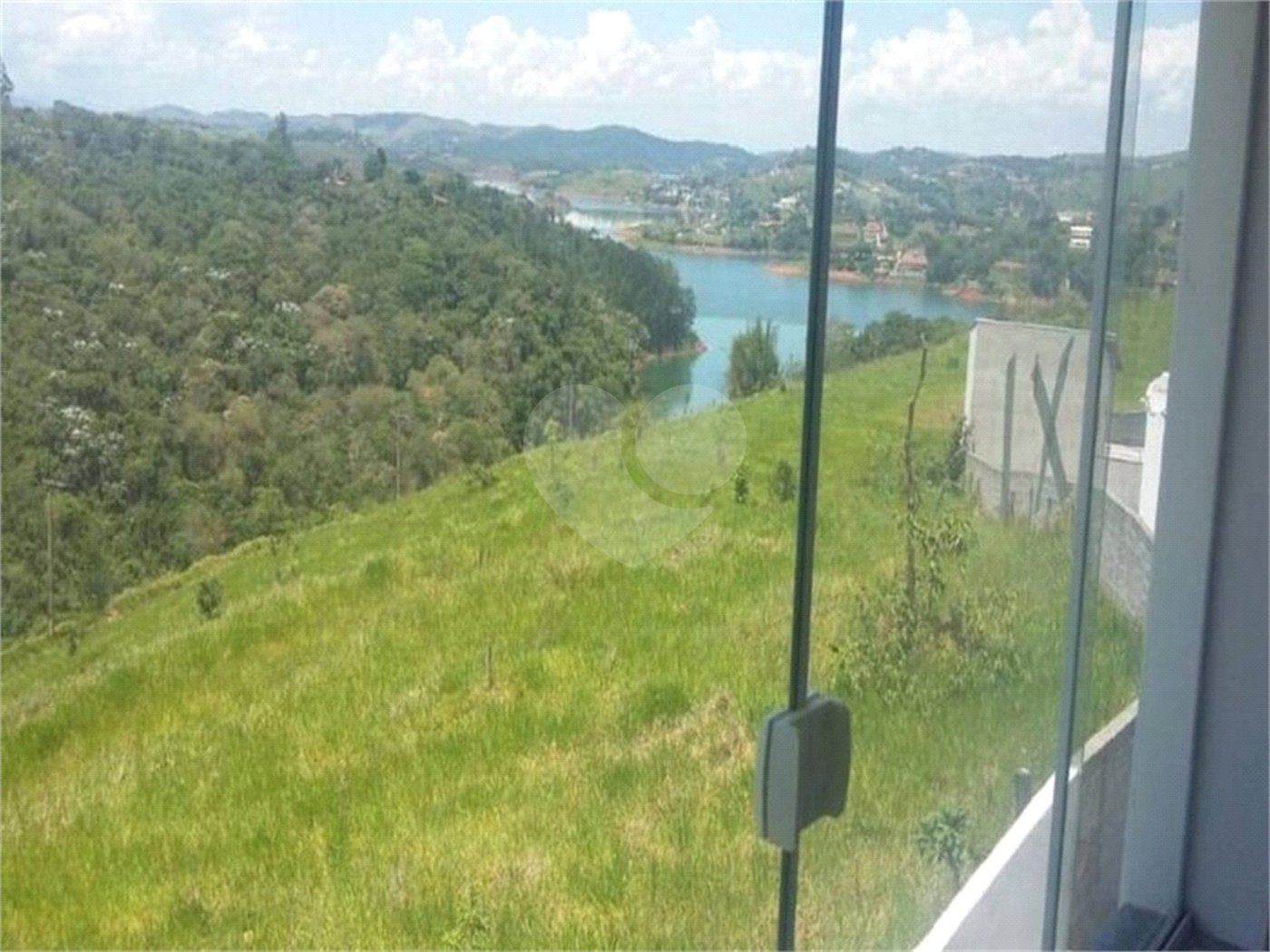Casa à venda com 4 quartos, sendo 2 suítes,  no condomínio Jardim Imperador, Igaratá - SP