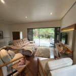 Casa em condomínio com 3 dormitórios, 01 suíte, garagem para 06 carros, área gourmet, piscina.