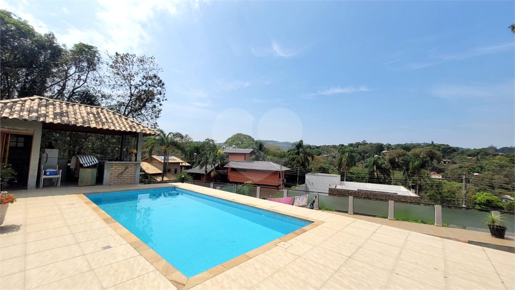 Casa à venda com 3 quartos, sendo 1 suíte, no condomínio Associação Reserva das Hortênsias, Mairiporã - SP