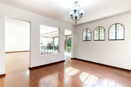 Sobrado à venda com 4 quartos, sendo 2 suítes, em Alto de Pinheiros, São Paulo, SP