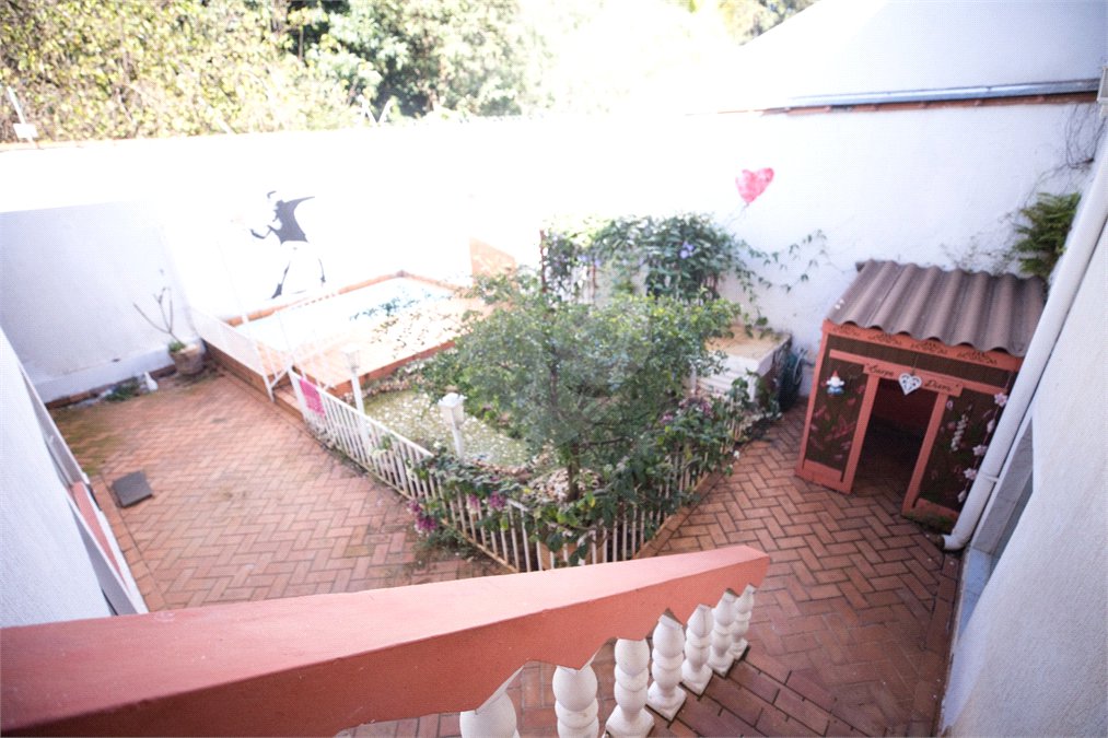 Casa com 4 Dormitórios e área de lazer com piscina
