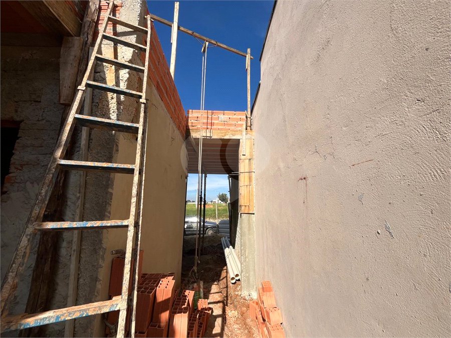 Casa à venda com 2 quartos, sendo 1 suíte,  no condomínio Tivolli, Itapetininga - SP