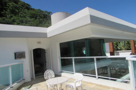 Casa de Alto Padrão com 5 Suítes e Lazer Completo– Guarujá