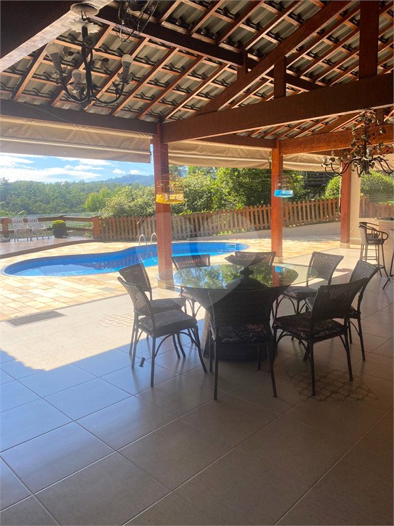 Casa à venda com 5 quartos, sendo 4 suítes, no condomínio Lago do Imperador, Mairiporã - SP