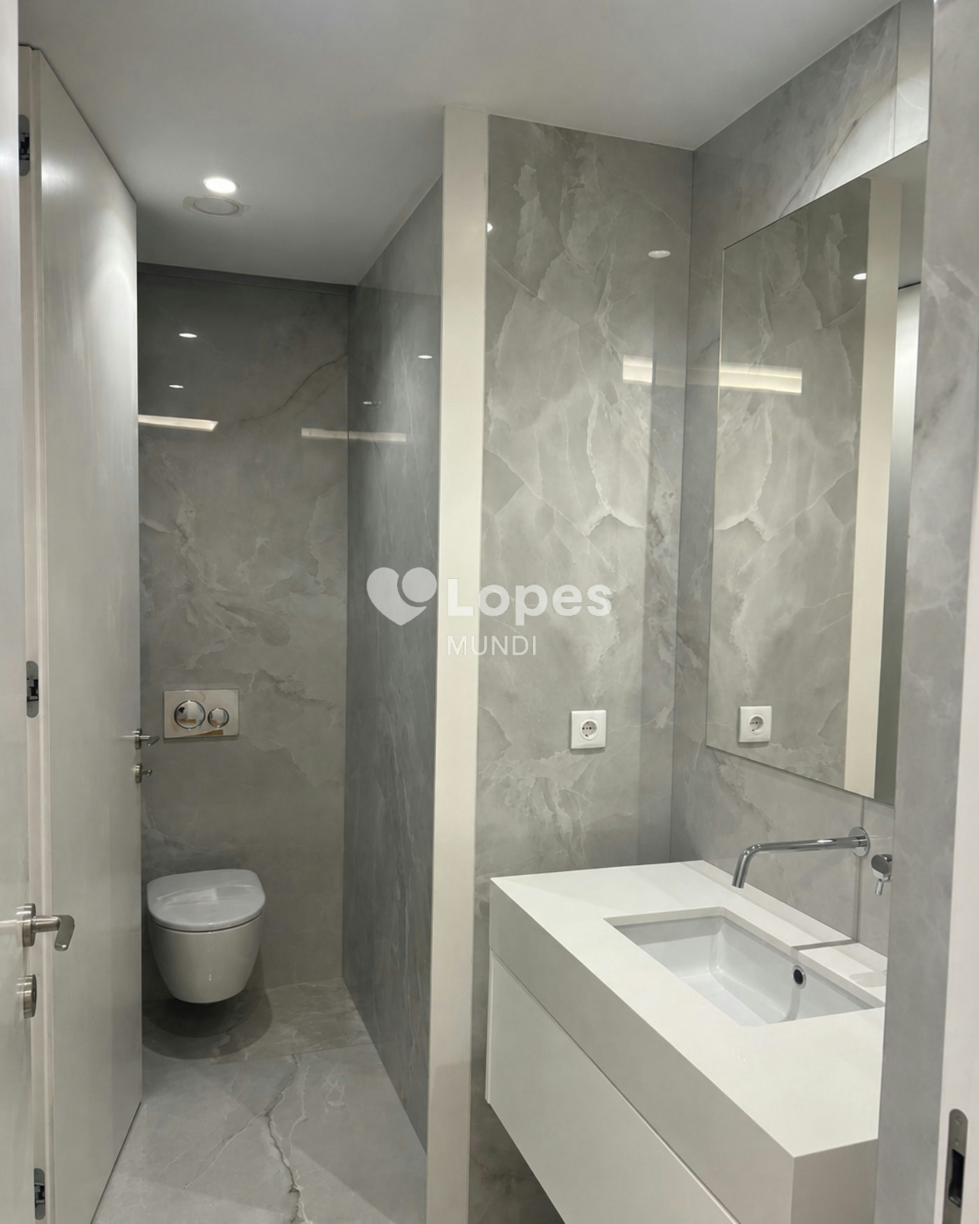 Apartamento T4 à venda em Lordelo do Ouro, Porto, Portugal – 240 m²