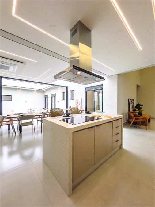 Casa Térrea – Condomínio Maria Cândida - 300 m² de terreno - 212 m² de área construída - 4 vagas de garagem, sendo 2 cobertas - Sala de jantar e estar integradas, com pé-direito duplo e cortina - 3 suítes com ar-condicionado, sendo 1 master com closet – planejado – Roupeiro – Escritório - Cozinha
