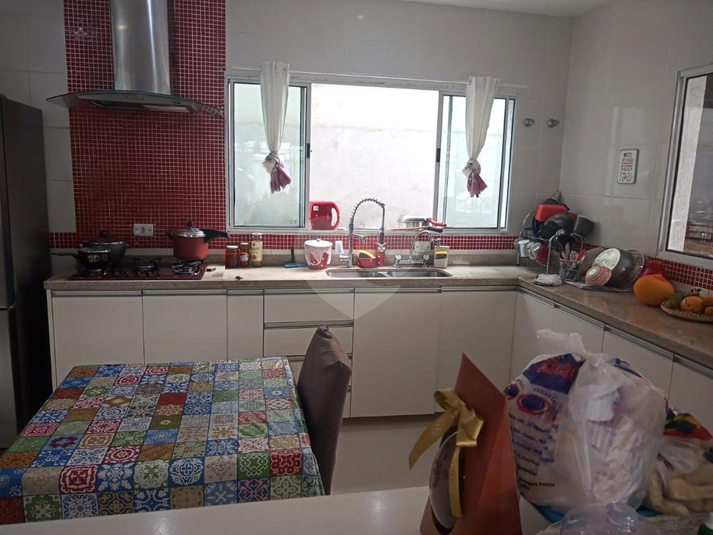 Casa à venda com 4 quartos, sendo 3 suítes, no condomínio Refúgio do Sauá I, Atibaia - SP