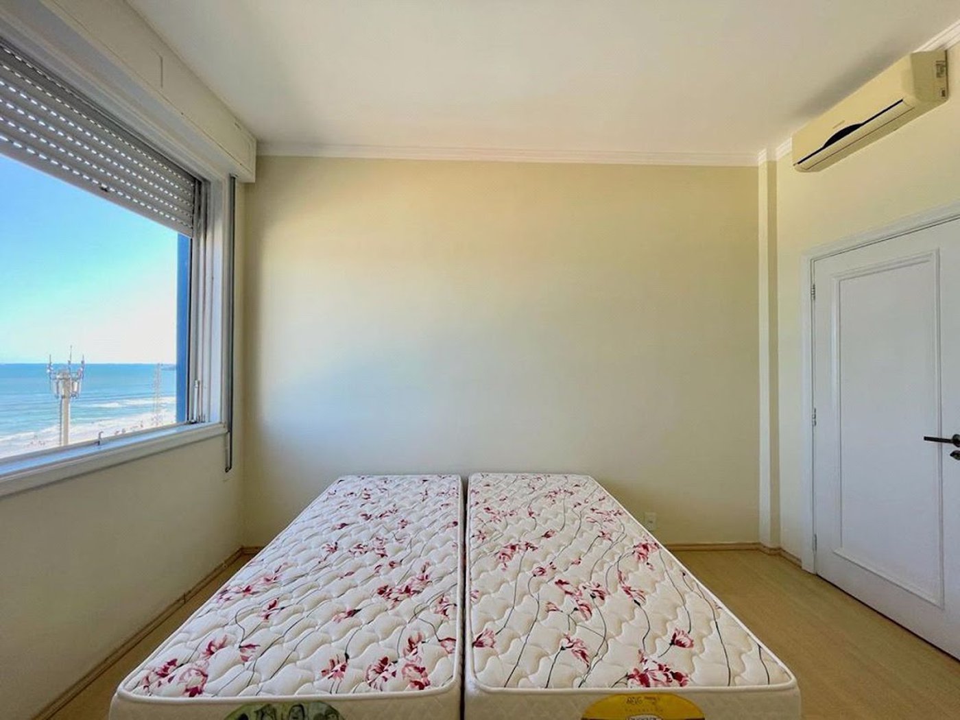 Apartamento Frente Mar com 4 Quartos para Venda ou Locação em Pitangueiras – Guarujá/SP