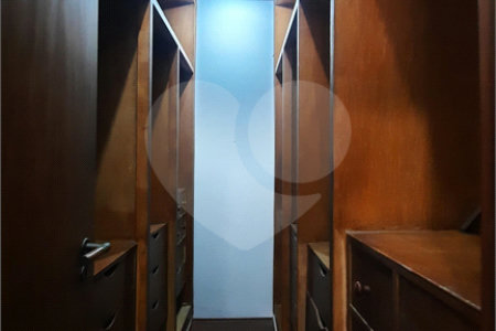 Sobrado à venda com 4 quartos, sendo 3 suítes,  em Interlagos, São Paulo, SP