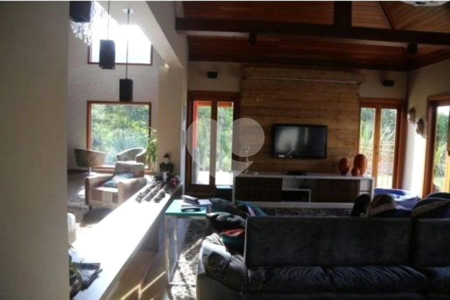 Casa à venda com 4 suítes no condomínio Suíça da Cantareira, Mairiporã - SP