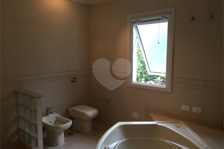 Casa à venda com 4 quartos, sendo 2 suítes, no condomínio Residencial Morumbi, São Paulo - SP