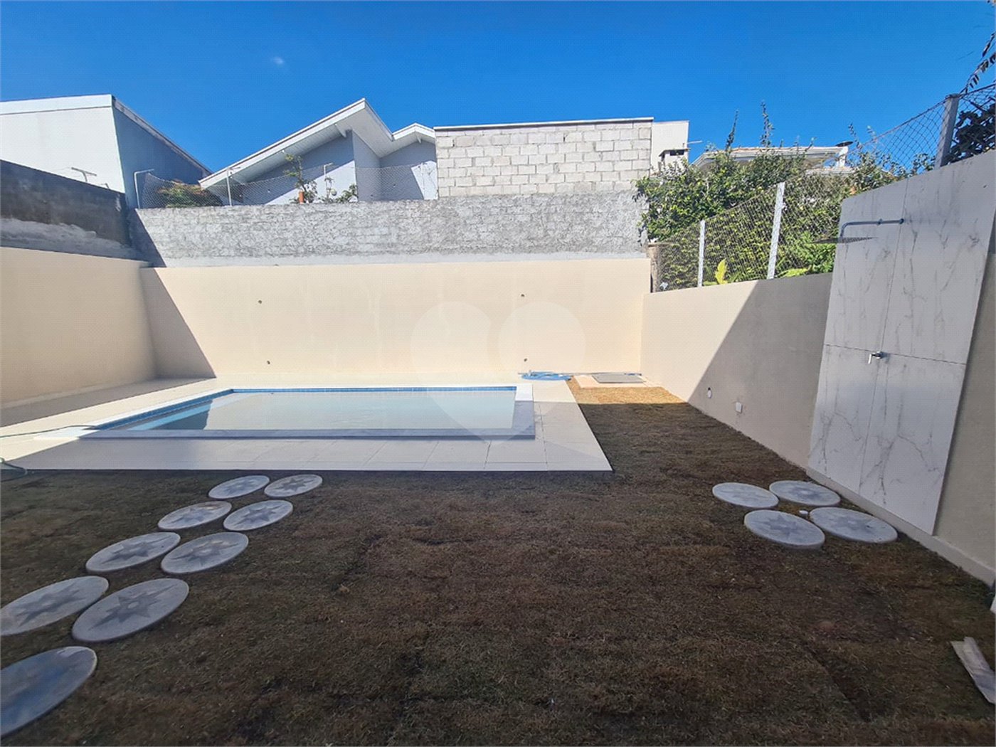Casa à venda com 3 suítes no condomínio Loteamento Recanto dos Paturis, Vinhedo - SP