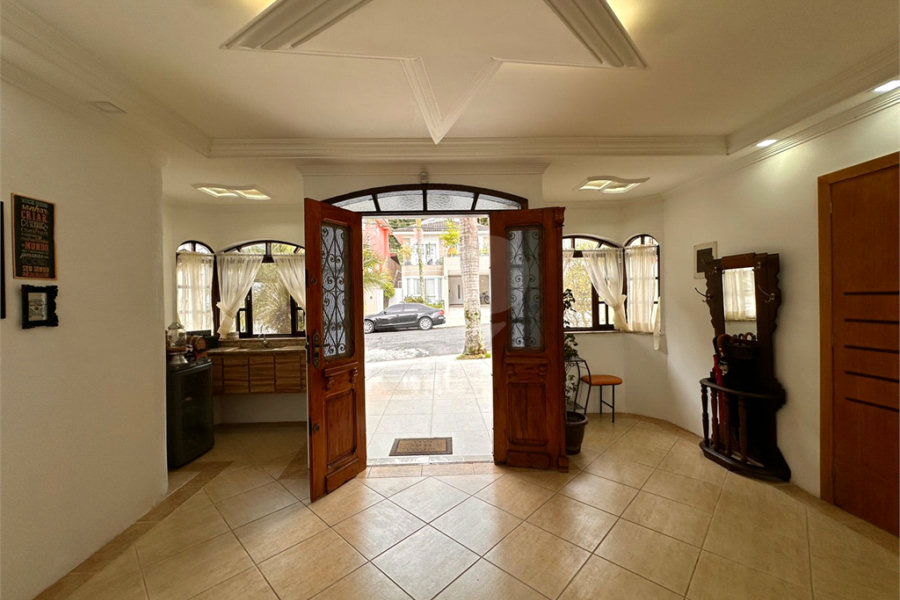 Casa à venda com 5 quartos, sendo 3 suítes, no condomínio Jd Itatinga, São Paulo - SP
