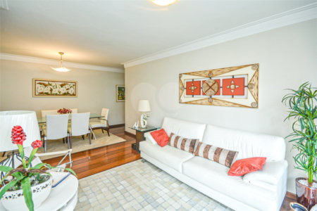 Apartamento à venda com 3 quartos, sendo 1 suíte,  em Moema, São Paulo, SP