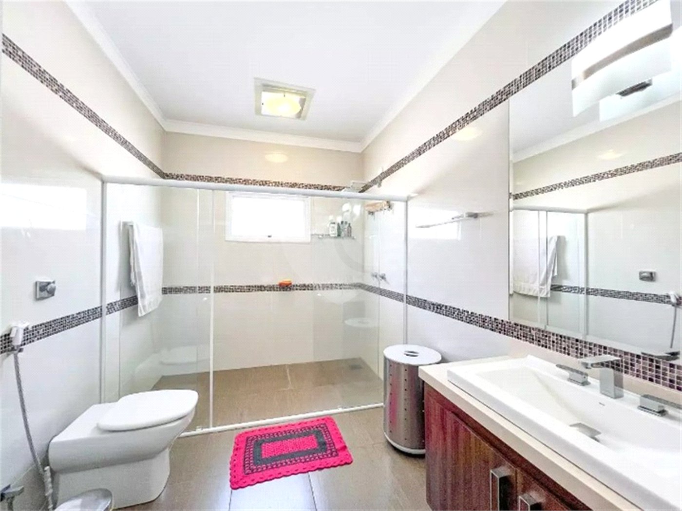 Casa à venda com 3 suítes no condomínio Portal do Lago, Valinhos - SP