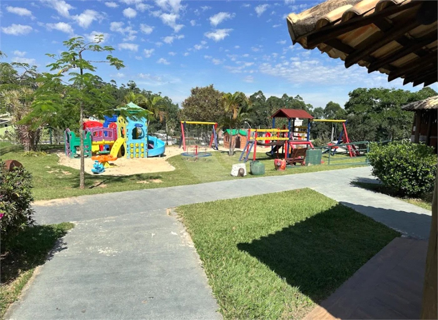 Casa à venda com 3 suítes no condomínio Colinas de Inhandjara, Itupeva - SP