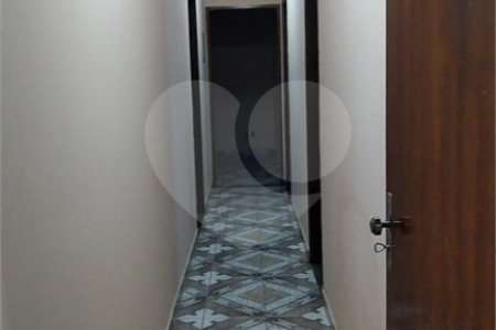 Casa Térrea com 3 dormitórios, sendo 1 suíte.