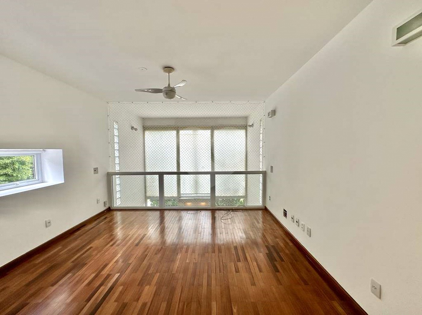 Casa à venda com 4 suítes no condomínio Recanto Impla, Carapicuíba - SP