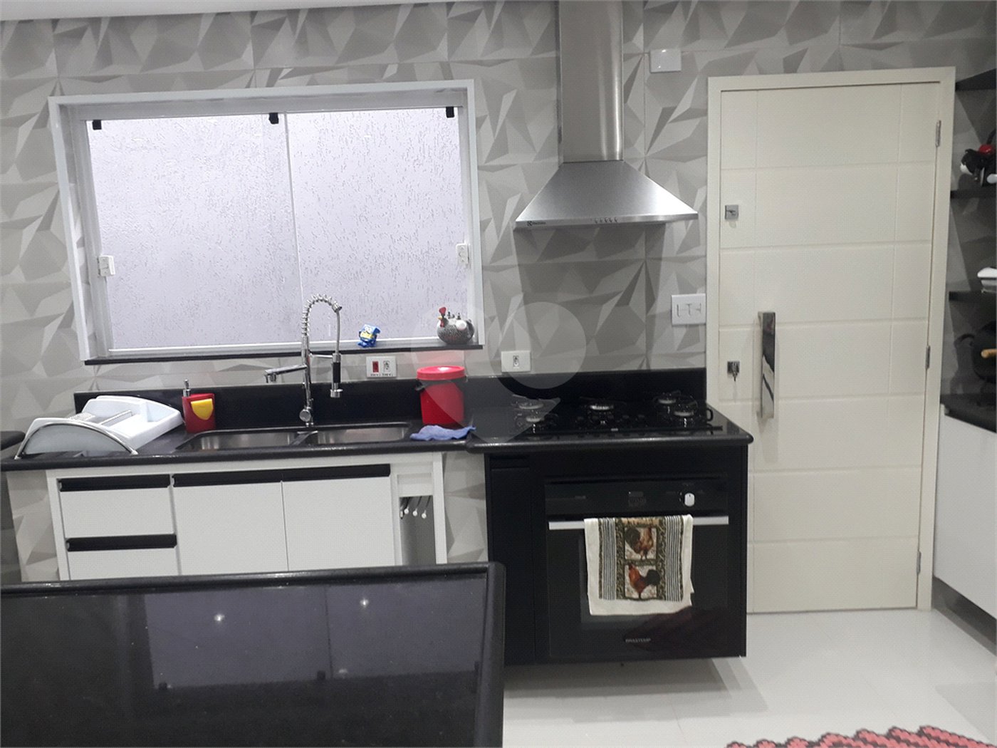 Sobrado à venda com 4 quartos, sendo 1 suíte, em Tremembé, São Paulo, SP