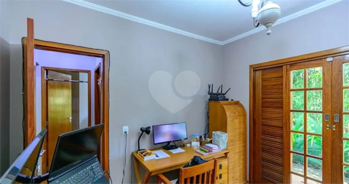 Casa à venda com 4 quartos, sendo 2 suítes,  em Granja Viana, Cotia, SP