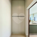 Indaiatuba - Condominio Villa Sapezal - 318 m² de Terreno - 230 m² de Área Construída - 3 suítes, sendo 1 Master com closet planejado - Sala de TV - Sala de estar integrada à Sala de jantar - Cozinha com móveis planejados - Despensa - Escritório planejado - Lavabo - Piscina com preparação para aquec