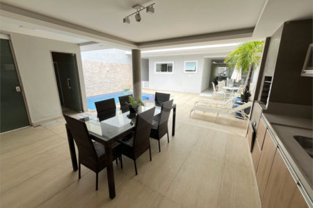 Casa à venda com 3 quartos, sendo 1 suíte, no condomínio Golden Village, Rio de Janeiro - RJ