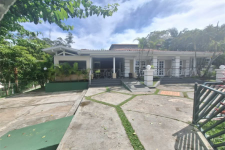 Casa à venda com 5 quartos, sendo 3 suítes, no condomínio Vila Panamericana, São Paulo - SP