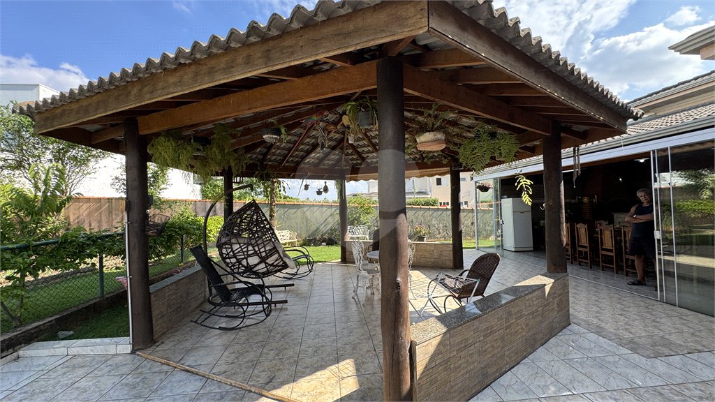 Casa à venda com 4 quartos, sendo 3 suítes, no condomínio Terras de Mont Serrat, Salto - SP