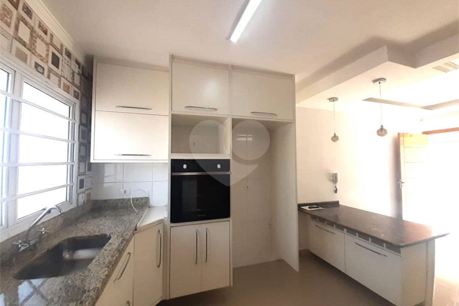 Casa à venda com 3 quartos, sendo 1 suíte, no condomínio Apeu, São Paulo - SP