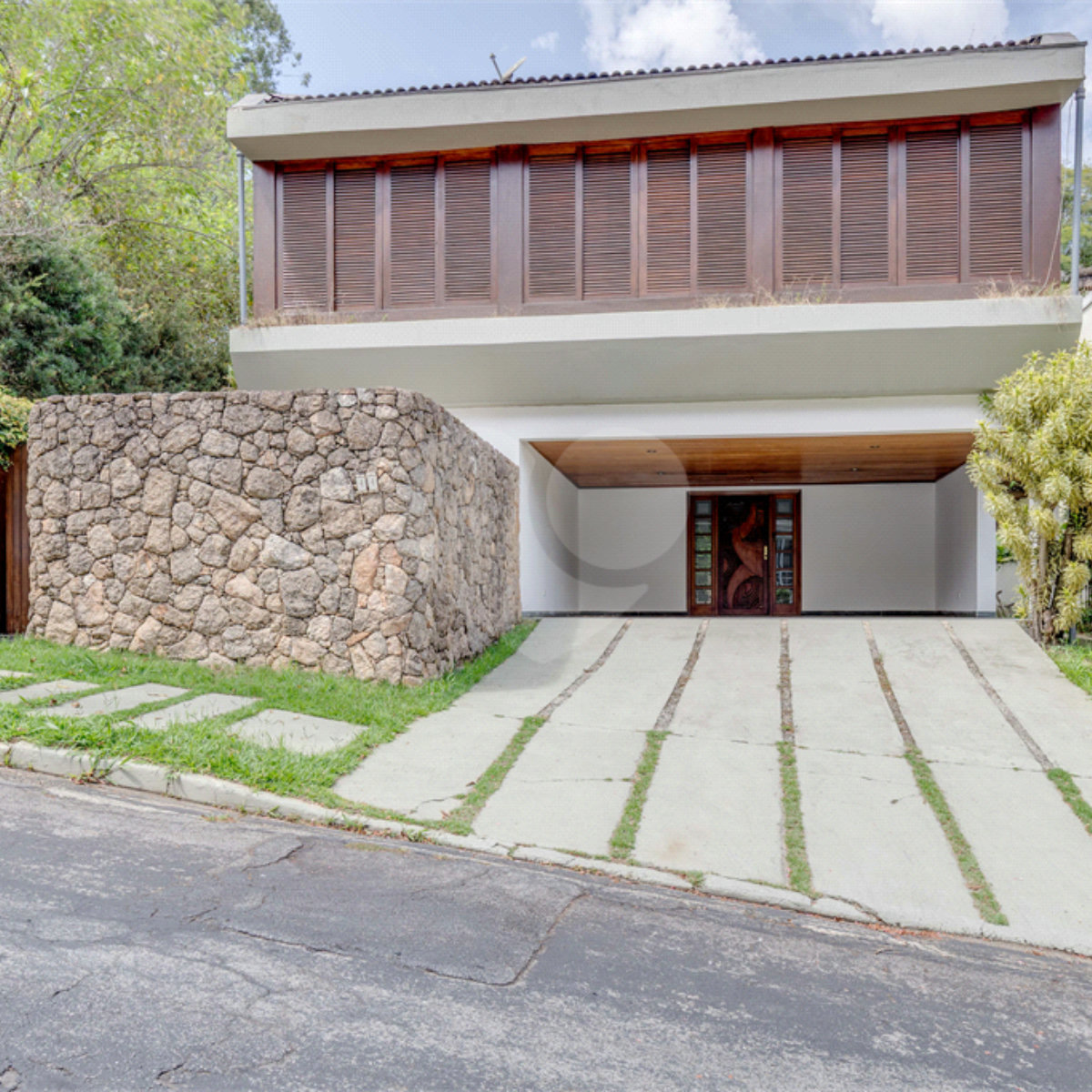 Casa à venda com 5 quartos, sendo 3 suítes, no condomínio Granja do Morumbi, São Paulo - SP