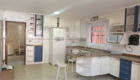 Sobrado à venda com 4 quartos, sendo 1 suíte,  em Interlagos, São Paulo, SP