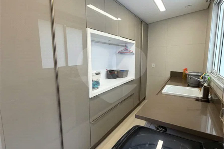 Casa de alto padrão em condomínio exclusivo com 4 suítes