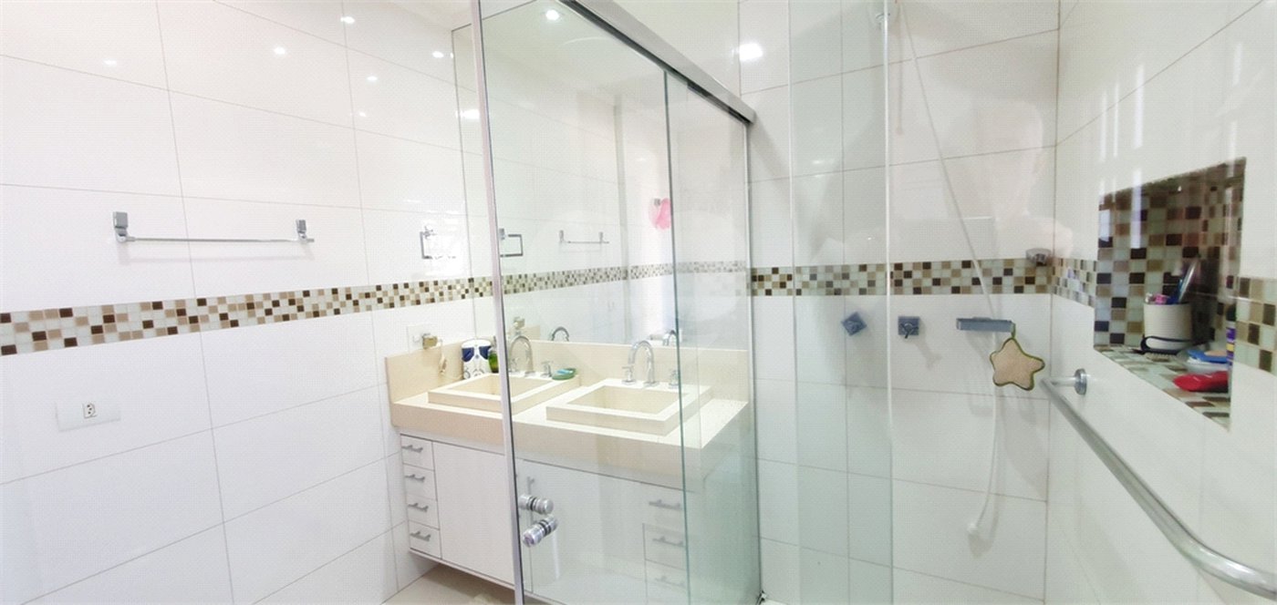 Sobrado à venda com 4 quartos, sendo 3 suítes, em Vila Paulicéia, São Paulo, SP