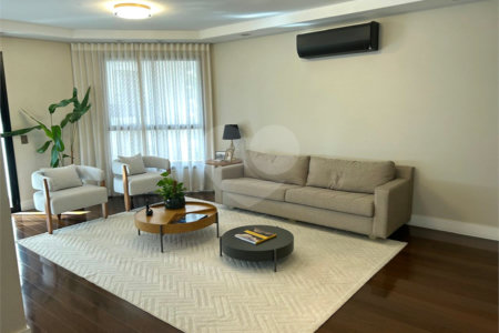 Apartamento à venda com 4 quartos, sendo 3 suítes, em Moema, São Paulo, SP