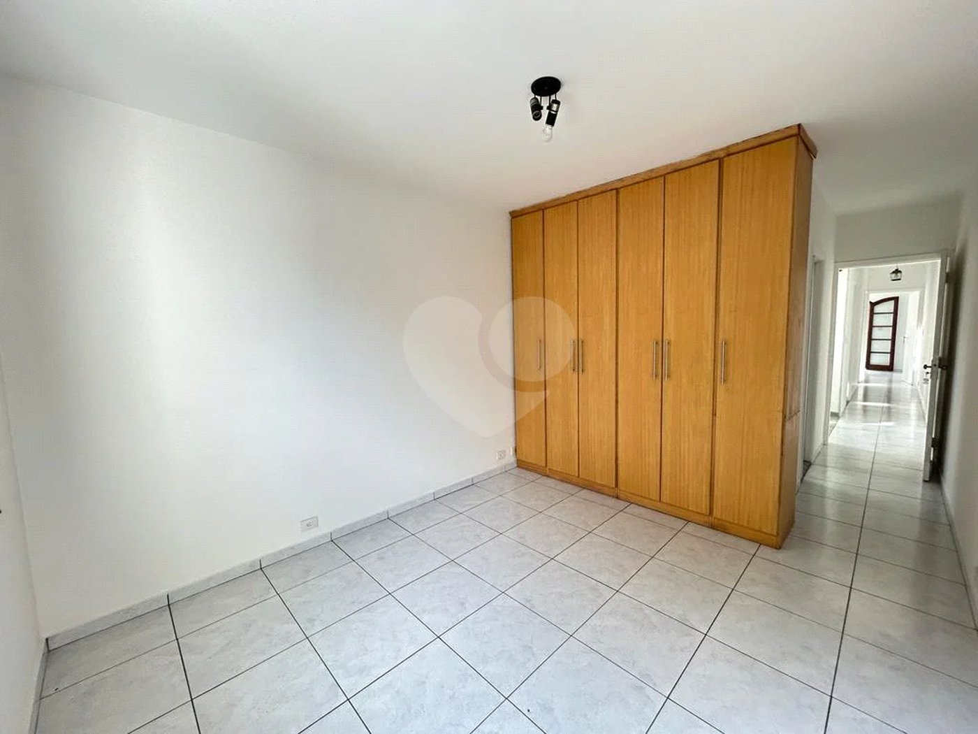 SOBRADO PARA LOCAÇÃO NO PARQUE DOMINGOS COM 03 DORM 01 SUITE 02 VAGAS DE GARAGEM