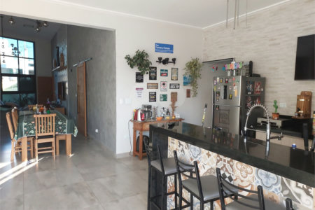 Casa à venda com 4 quartos, sendo 2 suítes,  no condomínio Figueira Garden, Atibaia - SP