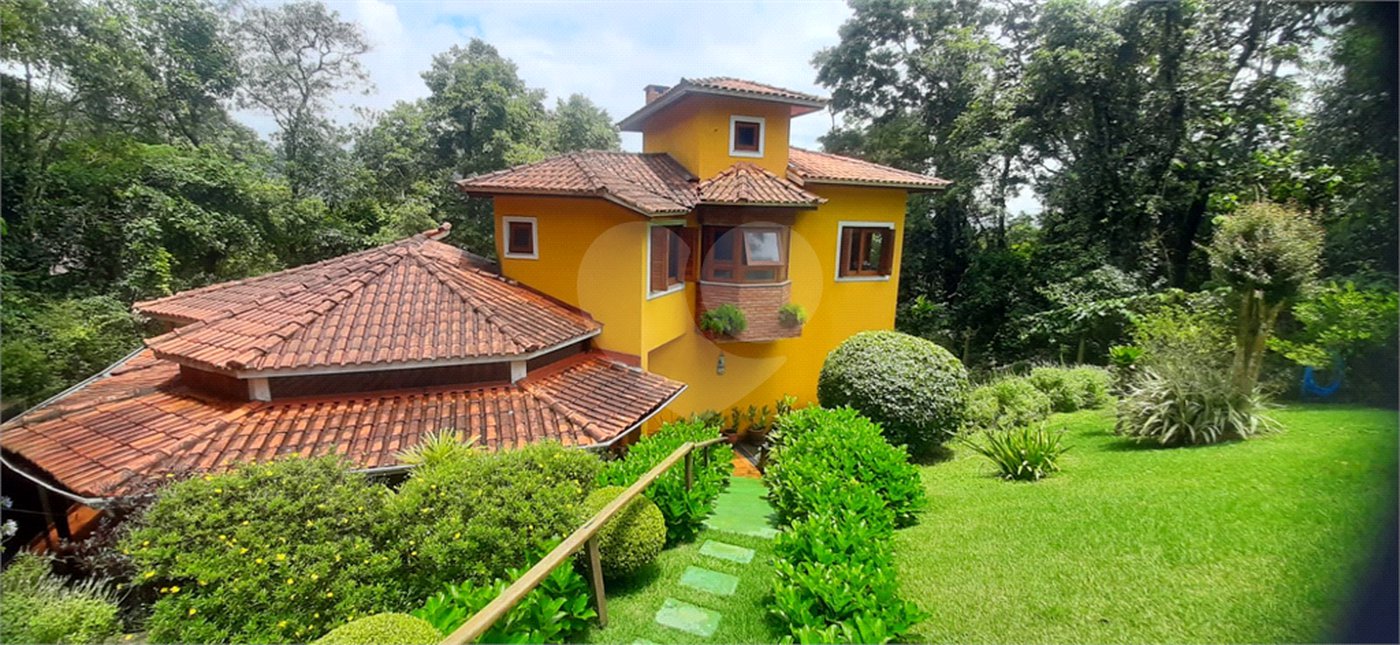Casa à venda com 5 quartos, sendo 4 suítes, no condomínio Alpes da Cantareira, Mairiporã - SP