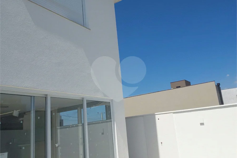 Sobrado recém-construído com 3 dormitórios em condomínio fechado em Piracicaba-SP.
